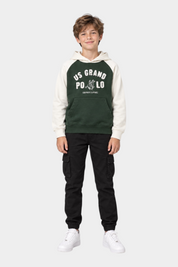 Ragazzo indossa pantaloni jogger cargo neri Follower SRL abbinati a una felpa con cappuccio verde e bianca