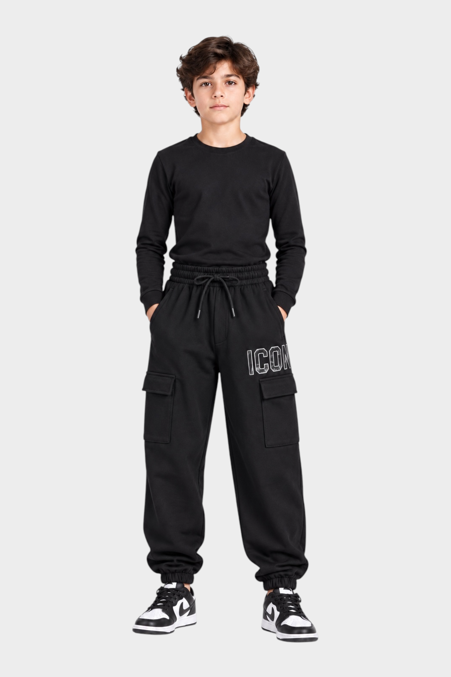 Ragazzo indossa pantaloni jogger cargo neri Follower SRL con scritta ICON bianca e tasche laterali