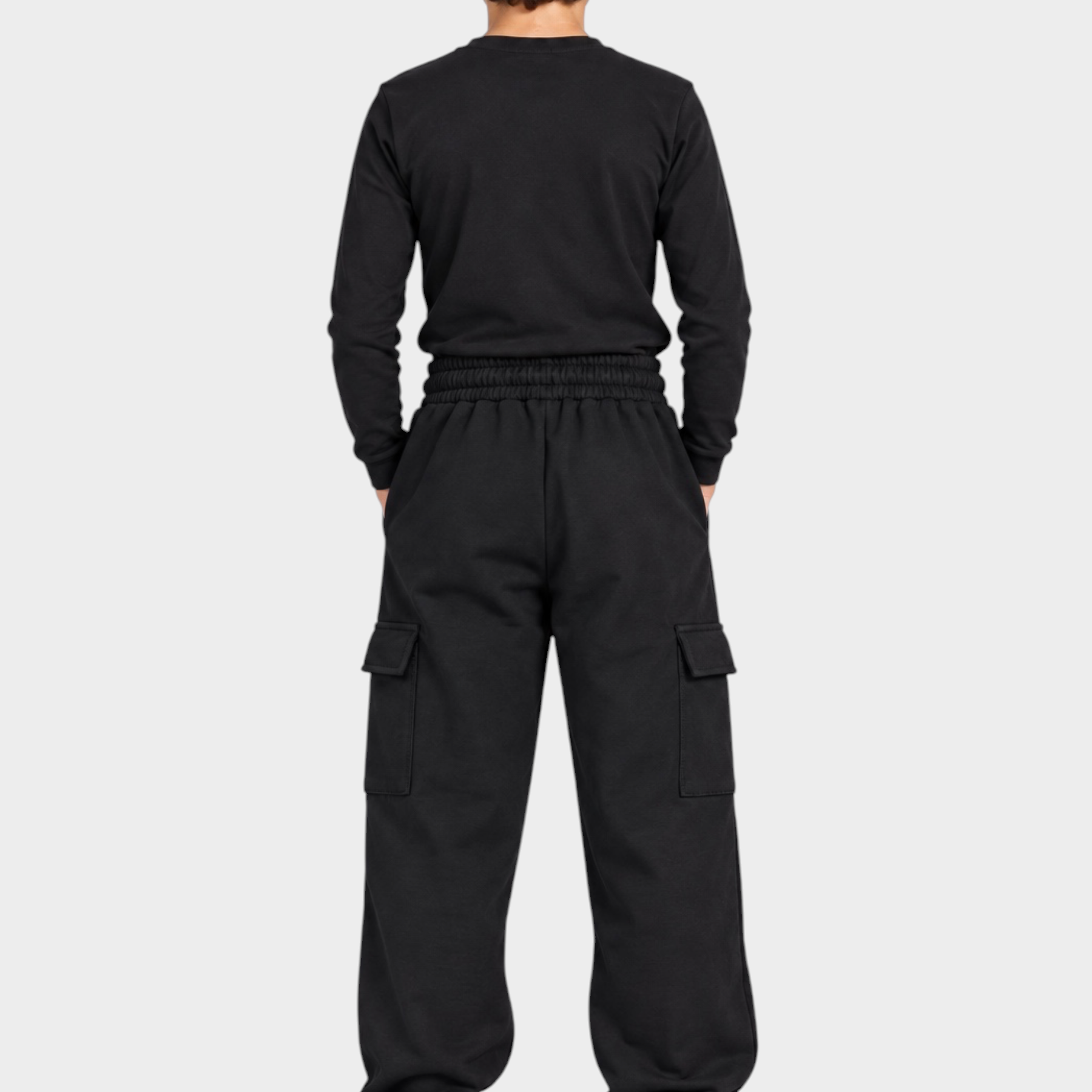 Ragazzo di spalle indossa pantaloni jogger cargo neri ICON di Follower SRL con tasche laterali e polsini elasticizzati