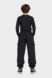 Ragazzo di spalle indossa pantaloni jogger cargo neri ICON di Follower SRL con tasche laterali e polsini elasticizzati