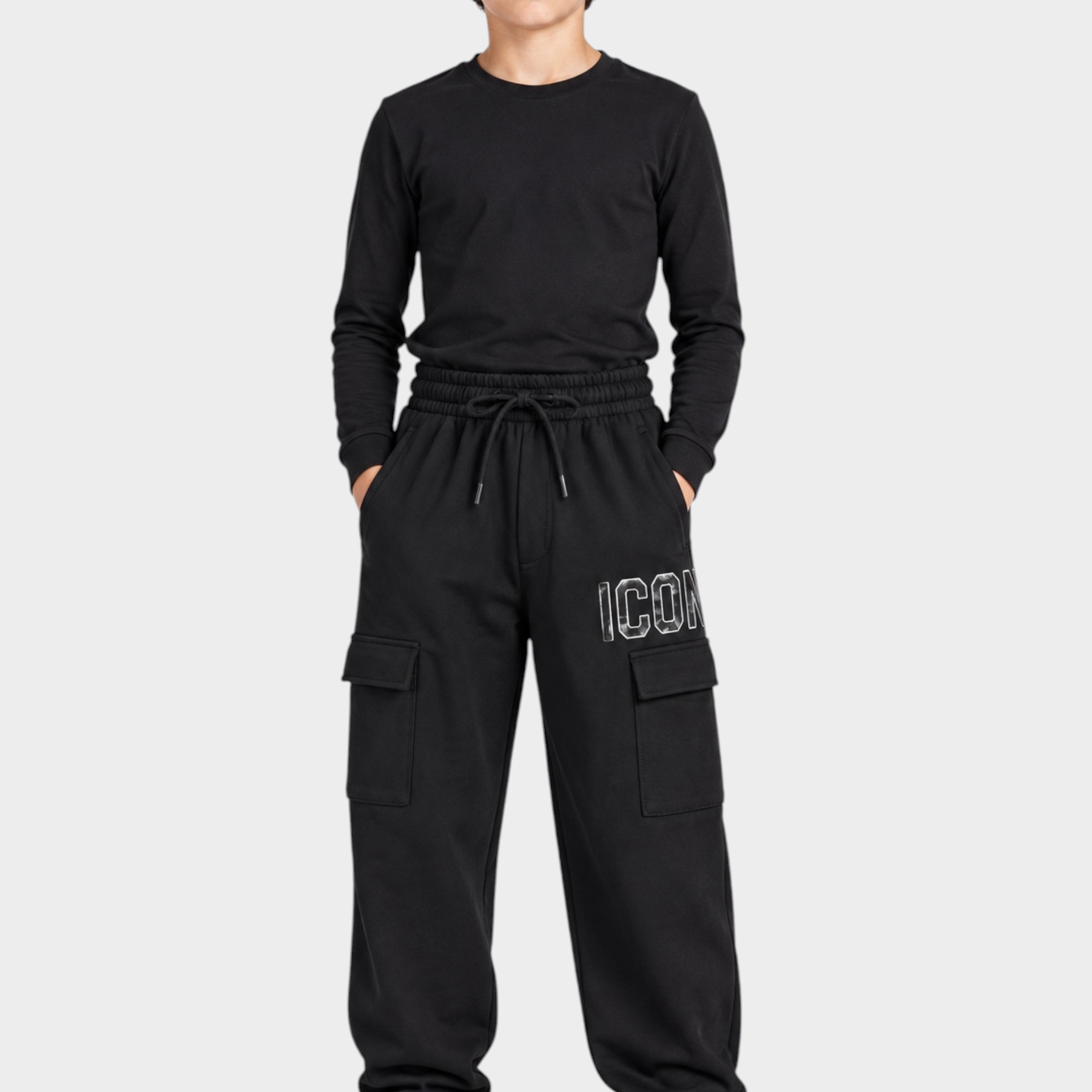 Ragazzo indossa pantaloni jogger cargo neri ICON di Follower SRL con tasche laterali e vita elasticizzata