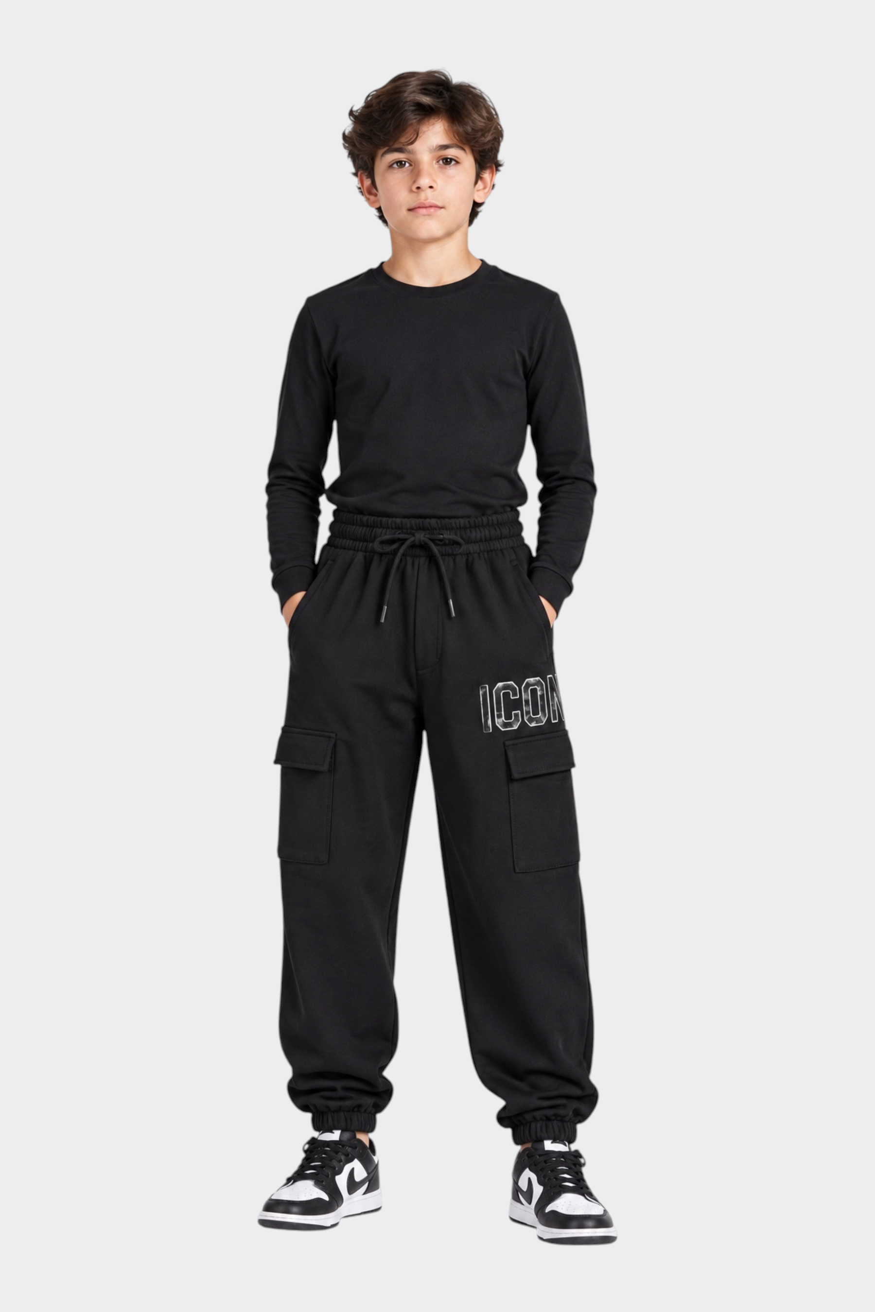 Ragazzo indossa pantaloni jogger cargo neri ICON di Follower SRL con tasche laterali e vita elasticizzata
