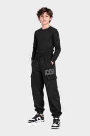 Ragazzo indossa pantaloni jogger cargo neri Follower SRL con scritta ICON bianca e tasche laterali