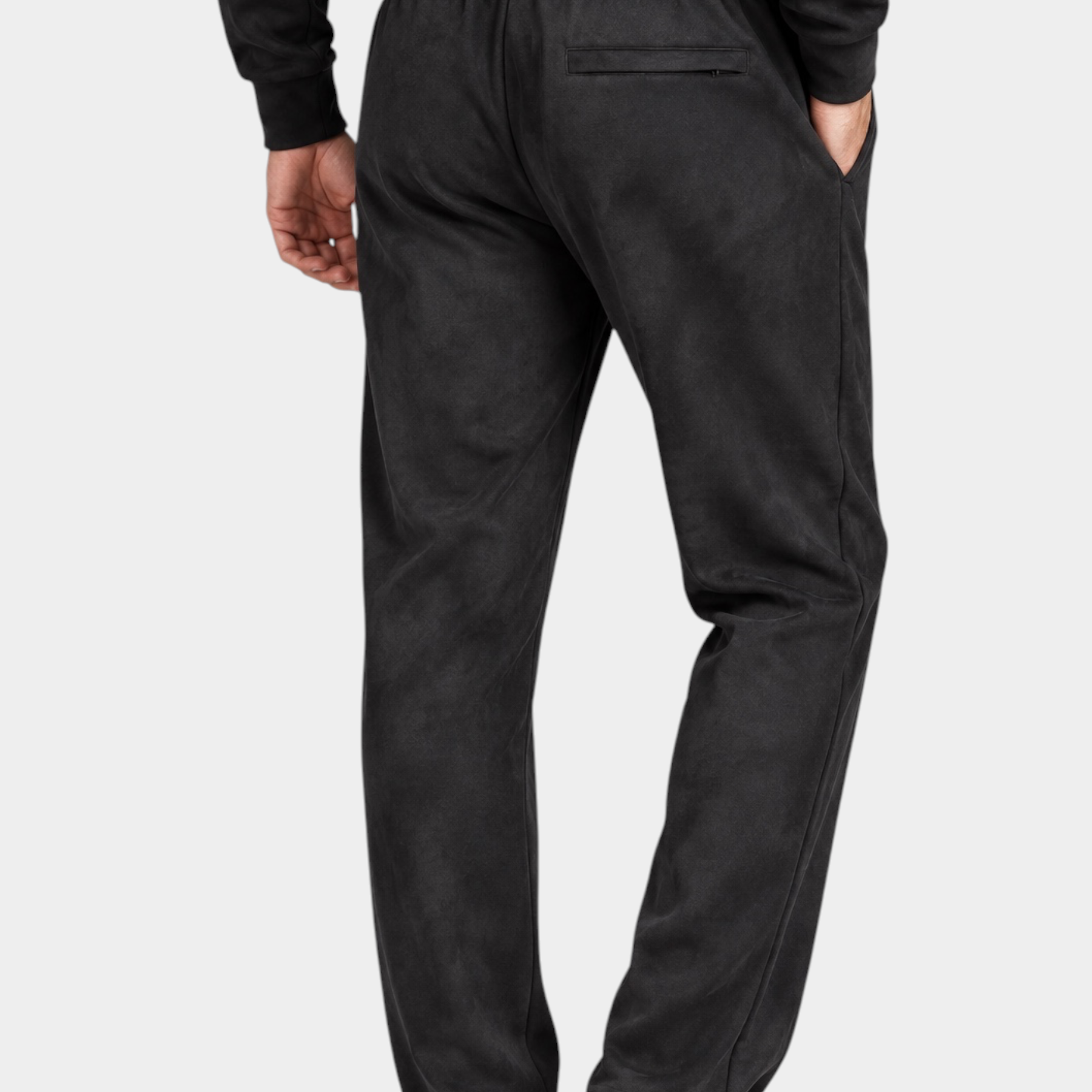 Pantaloni jogger da uomo Follower SRL in ciniglia nera, vista posteriore con tasca a filetto e sneakers bianche