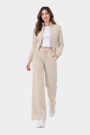 Modella indossa pantaloni jogger Follower SRL color ecru con logo 4G in rilievo e giacca abbinata
