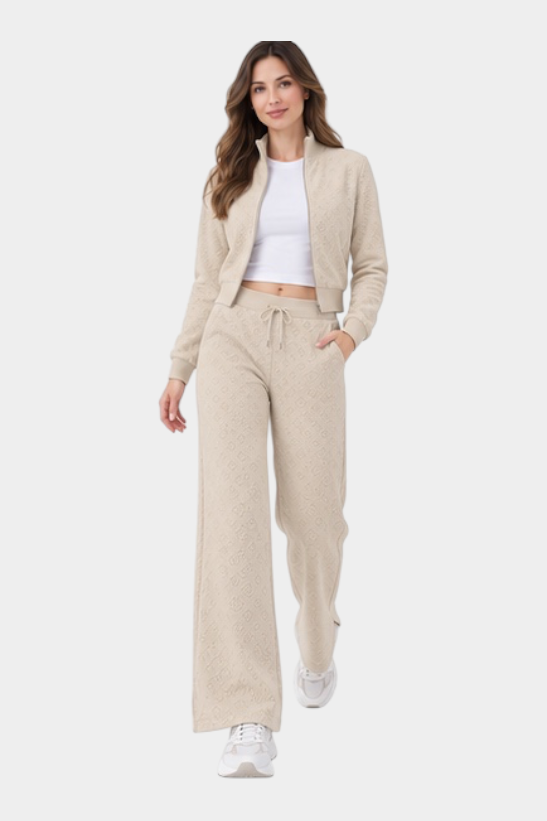Modella indossa pantaloni jogger Follower SRL color ecru con logo 4G in rilievo e giacca abbinata