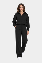 Modella indossa pantaloni jogger neri GUESS con felpa coordinata, stile casual sportivo Follower SRL