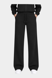 Modella indossa pantaloni jogger neri GUESS con felpa coordinata, stile casual sportivo firmato Follower SRL