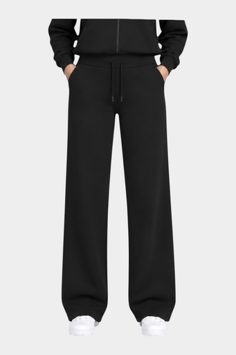 Modella indossa pantaloni jogger neri GUESS con felpa coordinata, stile casual sportivo firmato Follower SRL