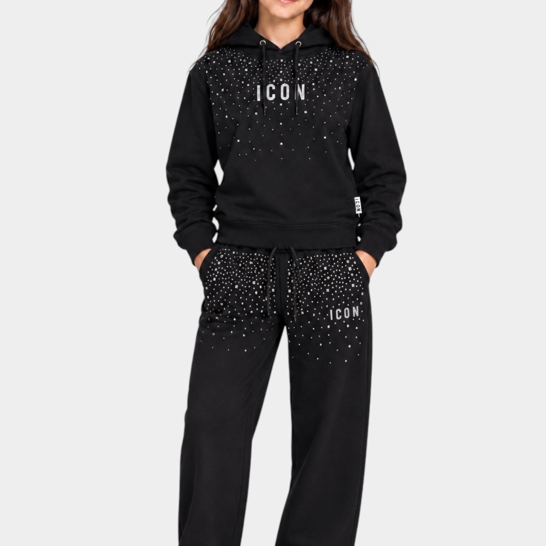 Bambina indossa pantaloni jogger neri Follower SRL con strass e scritta ICON abbinati a felpa coordinata