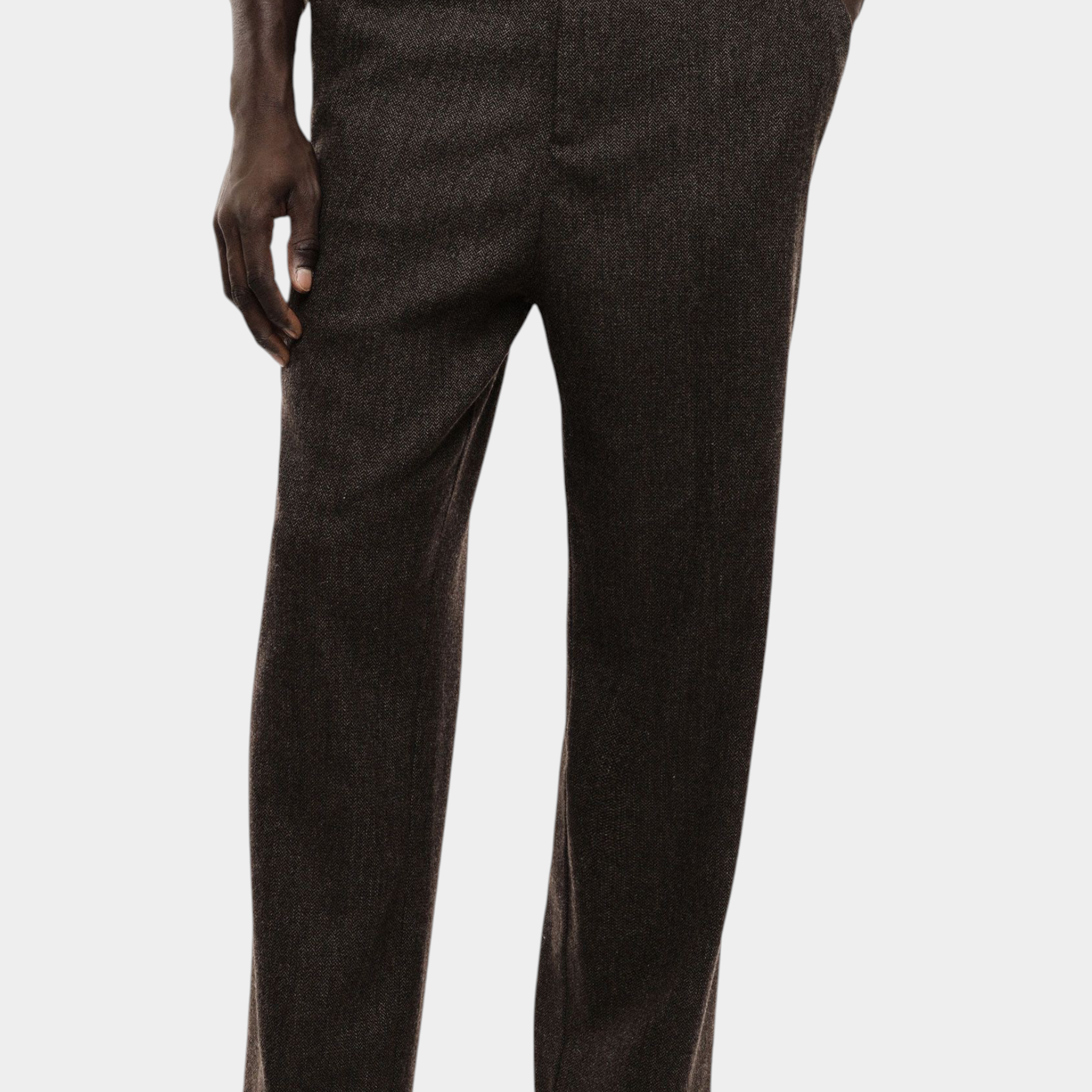 Pantaloni regular-fit marroni Follower SRL con vita media e tasche laterali indossati da un modello