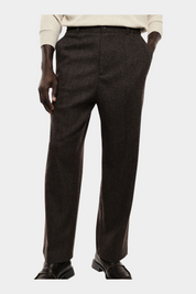 Pantaloni regular-fit marroni Follower SRL con vita media e tasche laterali indossati da un modello