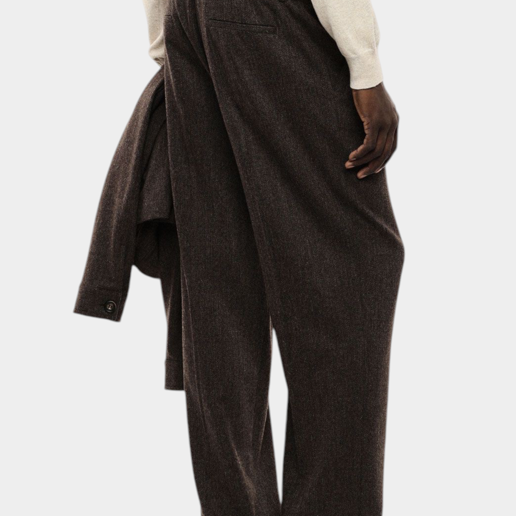 Modello indossa pantaloni marroni regular-fit Follower SRL con vita media e tasche laterali su sfondo bianco