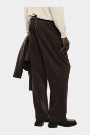 Modello indossa pantaloni marroni regular-fit Follower SRL con vita media e tasche laterali su sfondo bianco