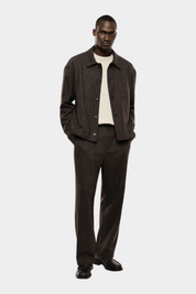 Modello indossa pantaloni regular-fit marroni Follower SRL con giacca abbinata e maglia chiara su sfondo bianco