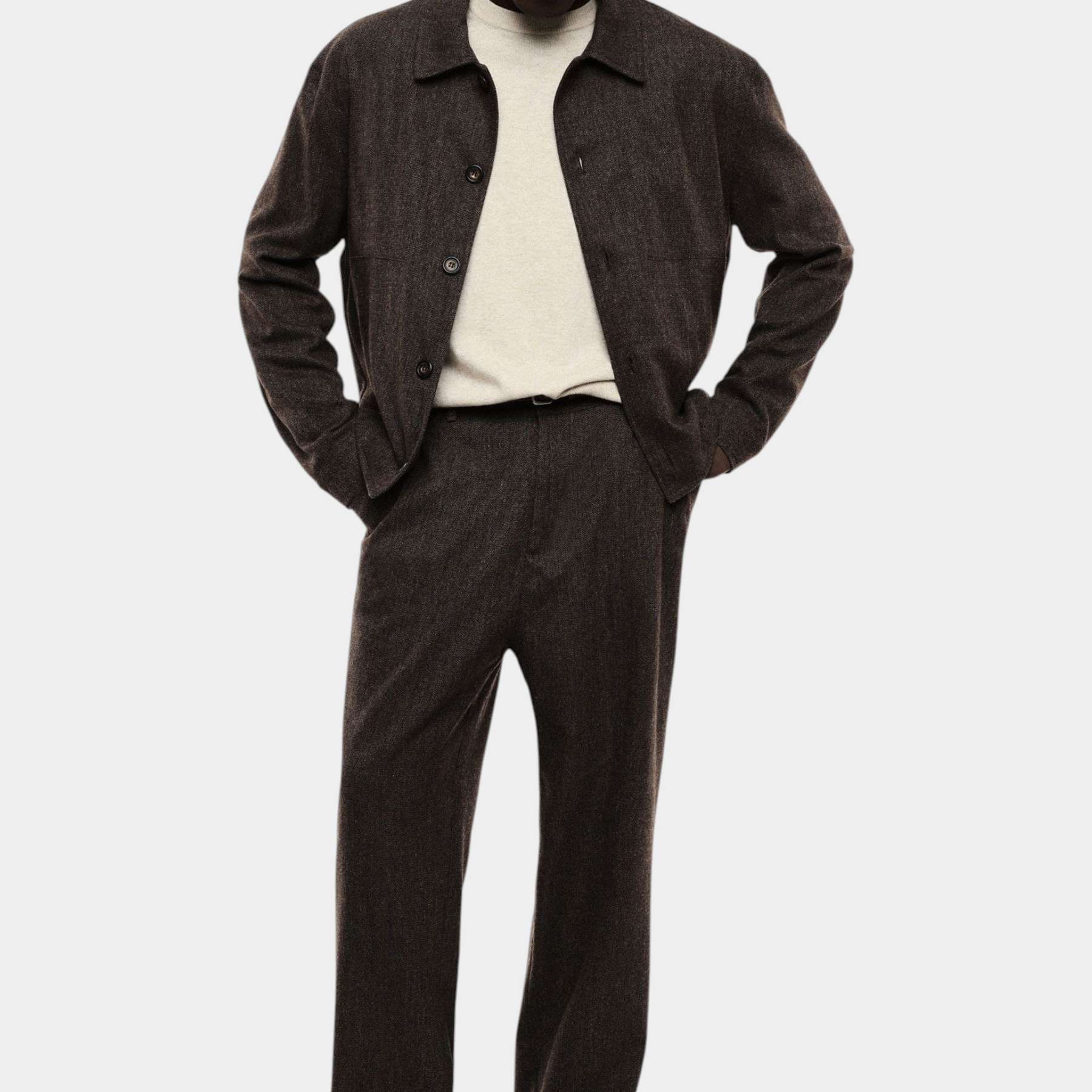 Modello indossa pantaloni regular-fit marroni IMPERIAL di Follower SRL con vita media e tasche laterali