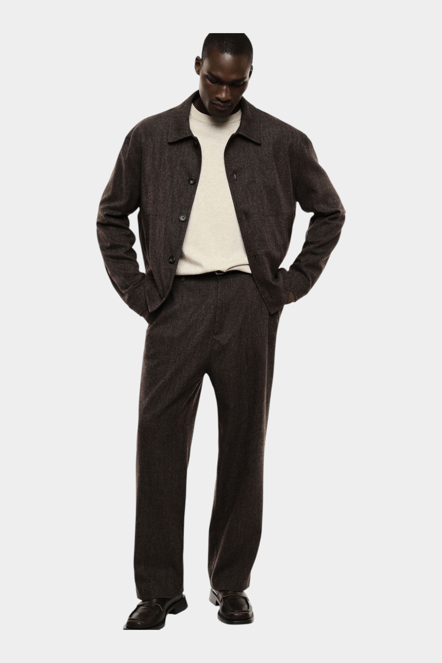 Modello indossa pantaloni regular-fit marroni IMPERIAL di Follower SRL con vita media e tasche laterali