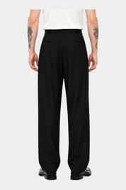 Vista posteriore di pantaloni neri ampi da uomo firmati Follower SRL con taglio sartoriale e vestibilità comoda