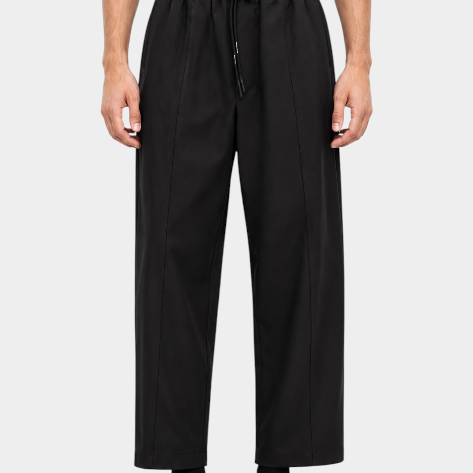 Pantaloni neri baggy-fit Follower SRL con coulisse in vita e pince frontali, indossati da un modello