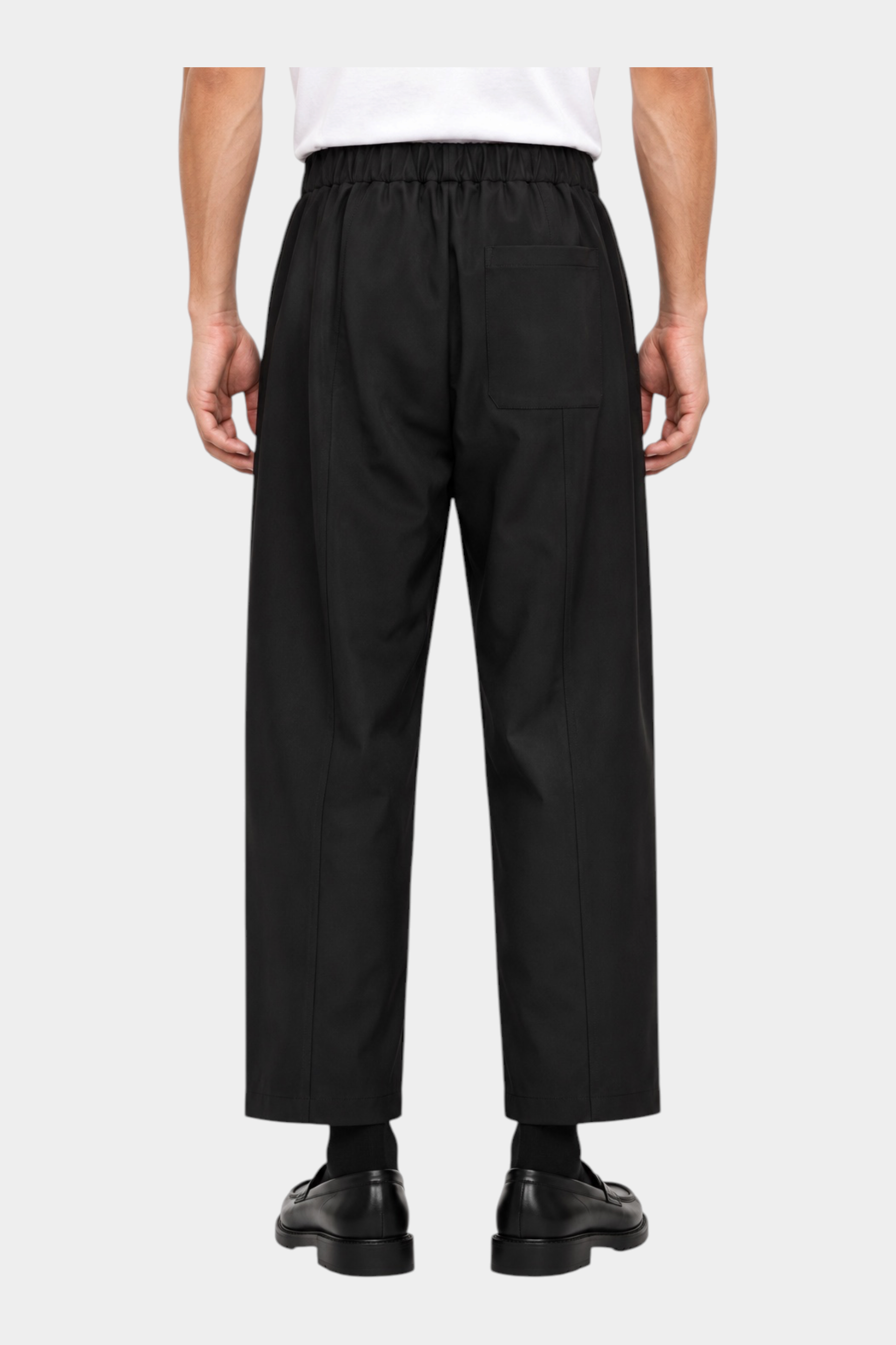 Pantaloni neri baggy-fit Follower SRL con coulisse, pince e tasca posteriore, vista posteriore su modello