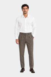 Pantaloni regular con pinces Follower SRL beige in tessuto strutturato indossati da un modello con camicia bianca