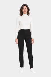 Modella indossa pantaloni a sigaretta neri Follower SRL con spacchetti laterali e tessuto compact