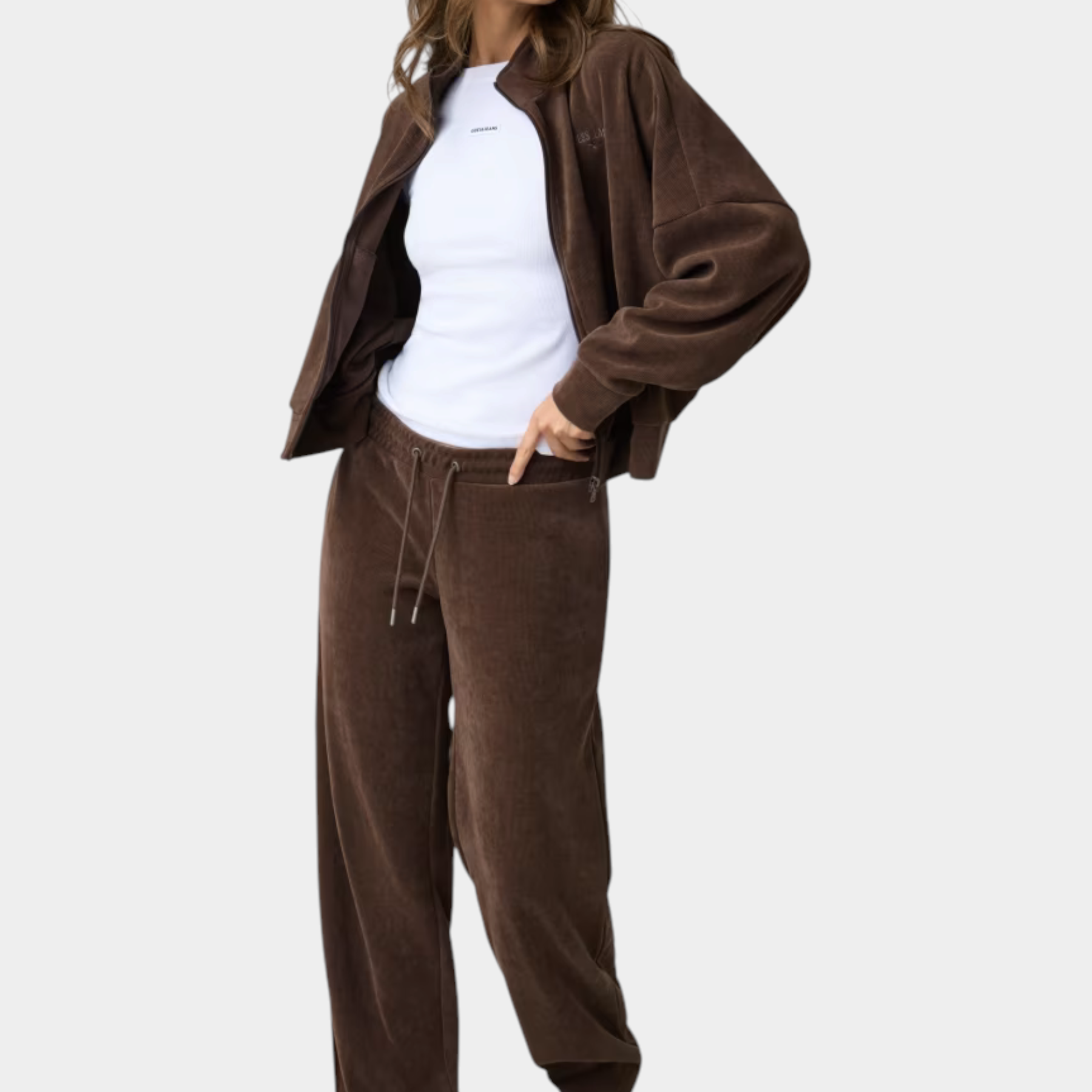 Modella indossa pantaloni della tuta a coste marroni GUESS con giacca abbinata, stile casual Follower SRL