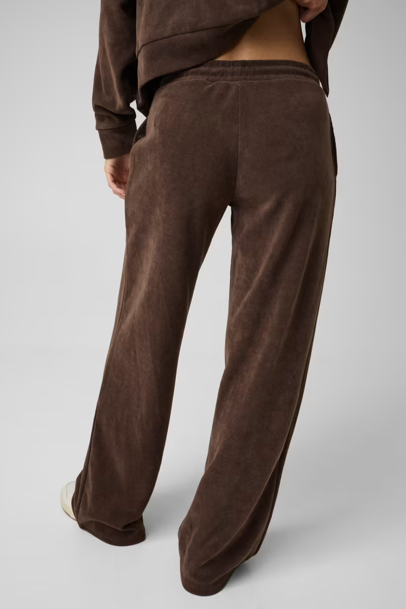 Pantaloni della tuta a coste marroni GUESS indossati da una donna, vista posteriore, stile casual e confortevole