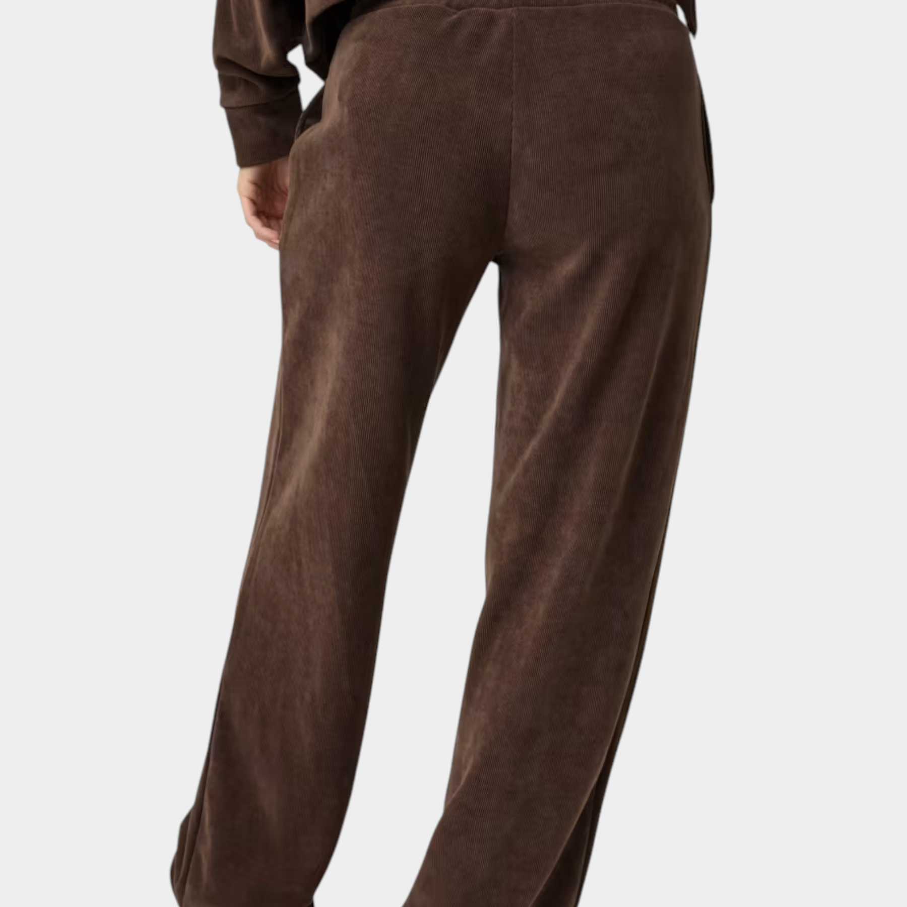Pantaloni della tuta a coste marroni GUESS indossati da una donna, vista posteriore, stile casual e confortevole