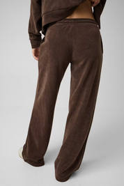 Pantaloni della tuta a coste marroni GUESS indossati da una donna, vista posteriore, stile casual e confortevole