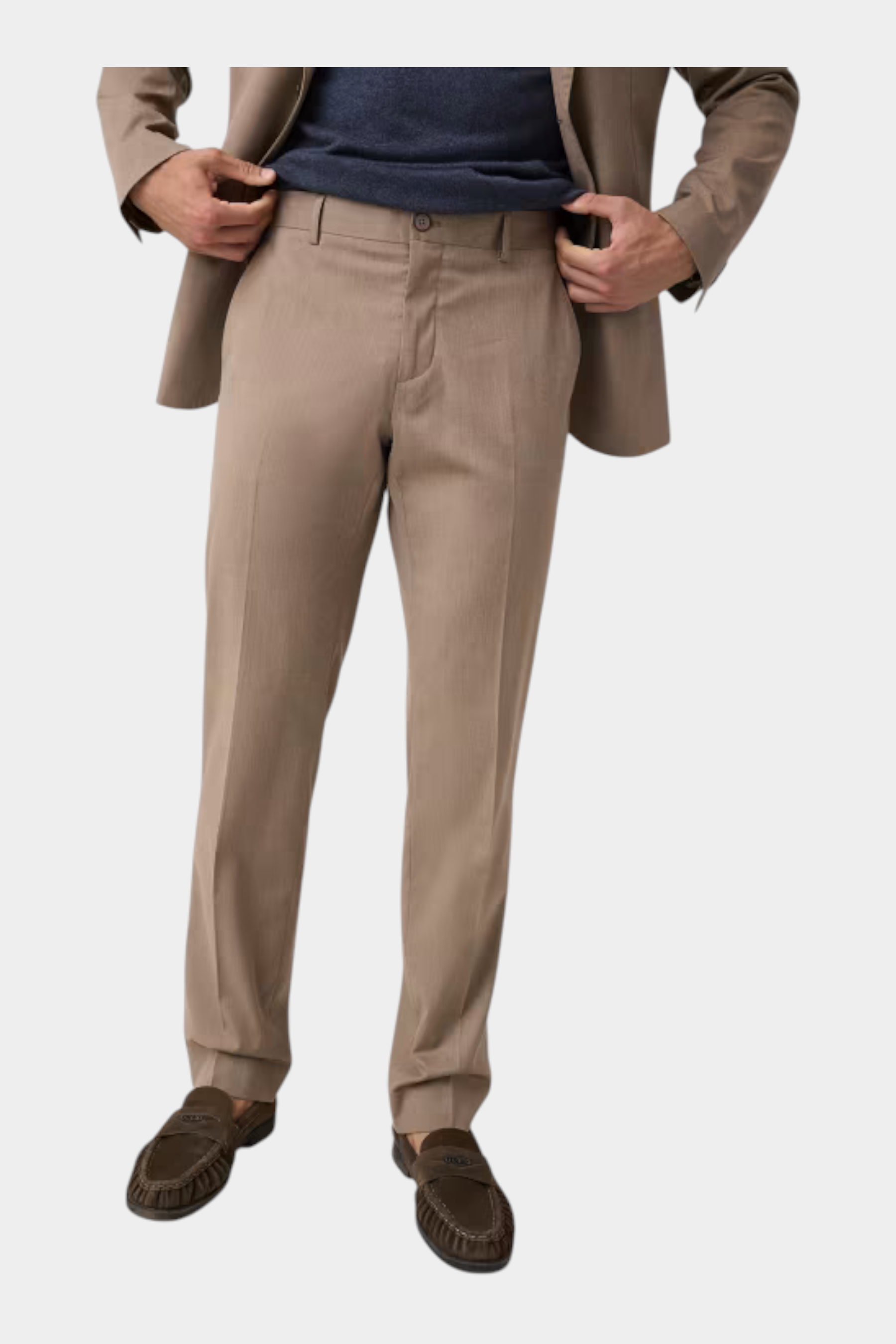 Pantaloni classici da uomo beige GUESS indossati con giacca abbinata e mocassini marroni, stile elegante Follower SRL