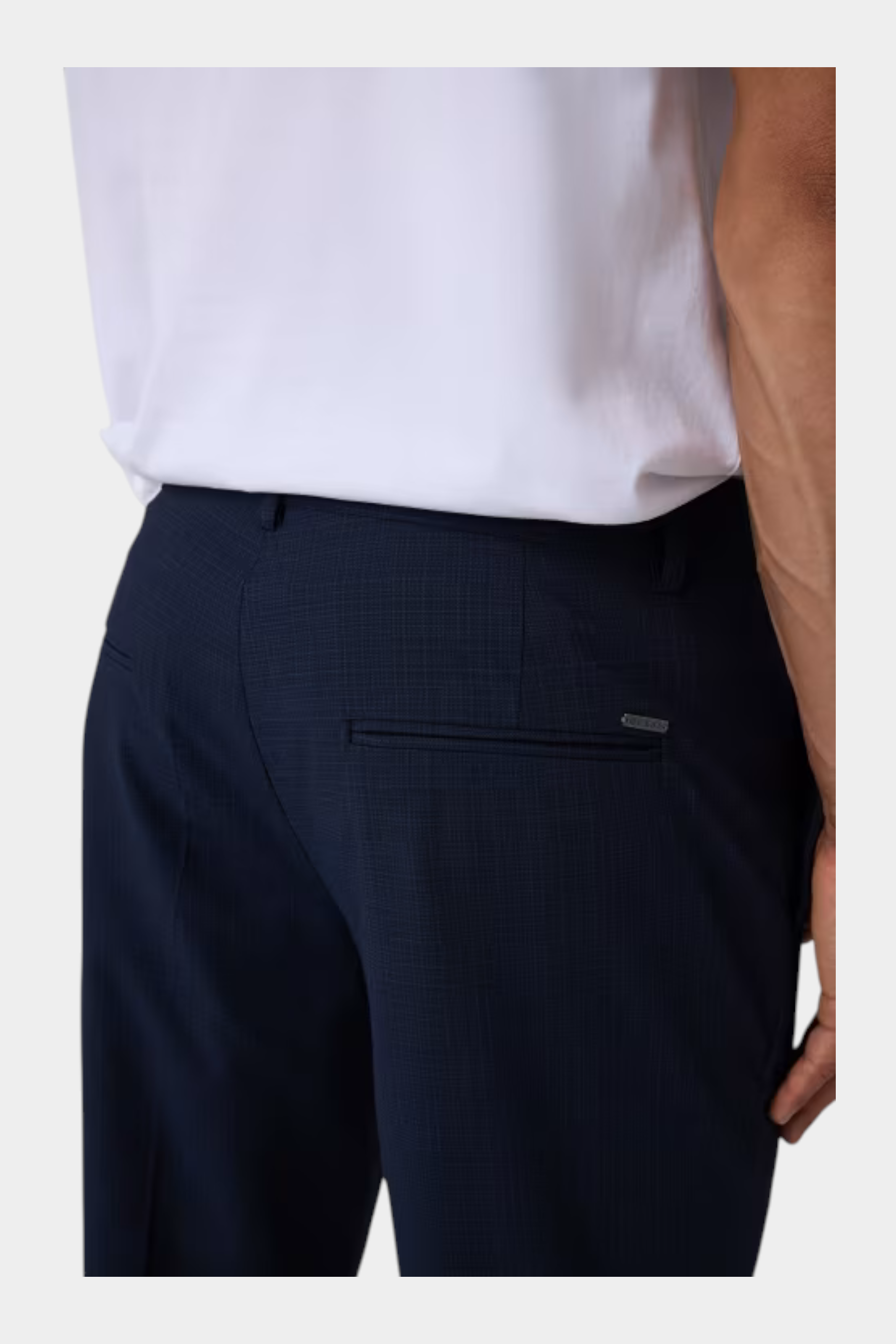 Pantaloni classici da uomo blu scuro GUESS con texture micro-fantasia, indossati con t-shirt bianca Follower SRL