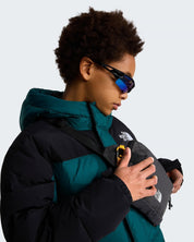 Ragazzo indossa parka corto imbottito verde e nero Follower SRL con marsupio e occhiali sportivi