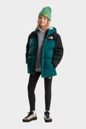 Ragazza indossa parka corto imbottito Follower SRL The North Face verde e nero con cappuccio e berretto coordinato