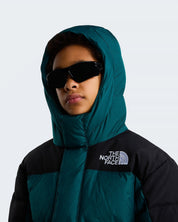 Modello con parka corto Follower SRL The North Face verde e nero con imbottitura in piumino e cappuccio indossato