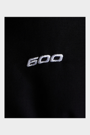 Dettaglio del ricamo bianco 600 su tessuto tecnico nero di un parka Follower SRL The North Face