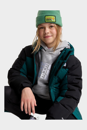 Ragazza indossa un parka corto Follower SRL The North Face verde e nero con imbottitura in piumino e berretto verde