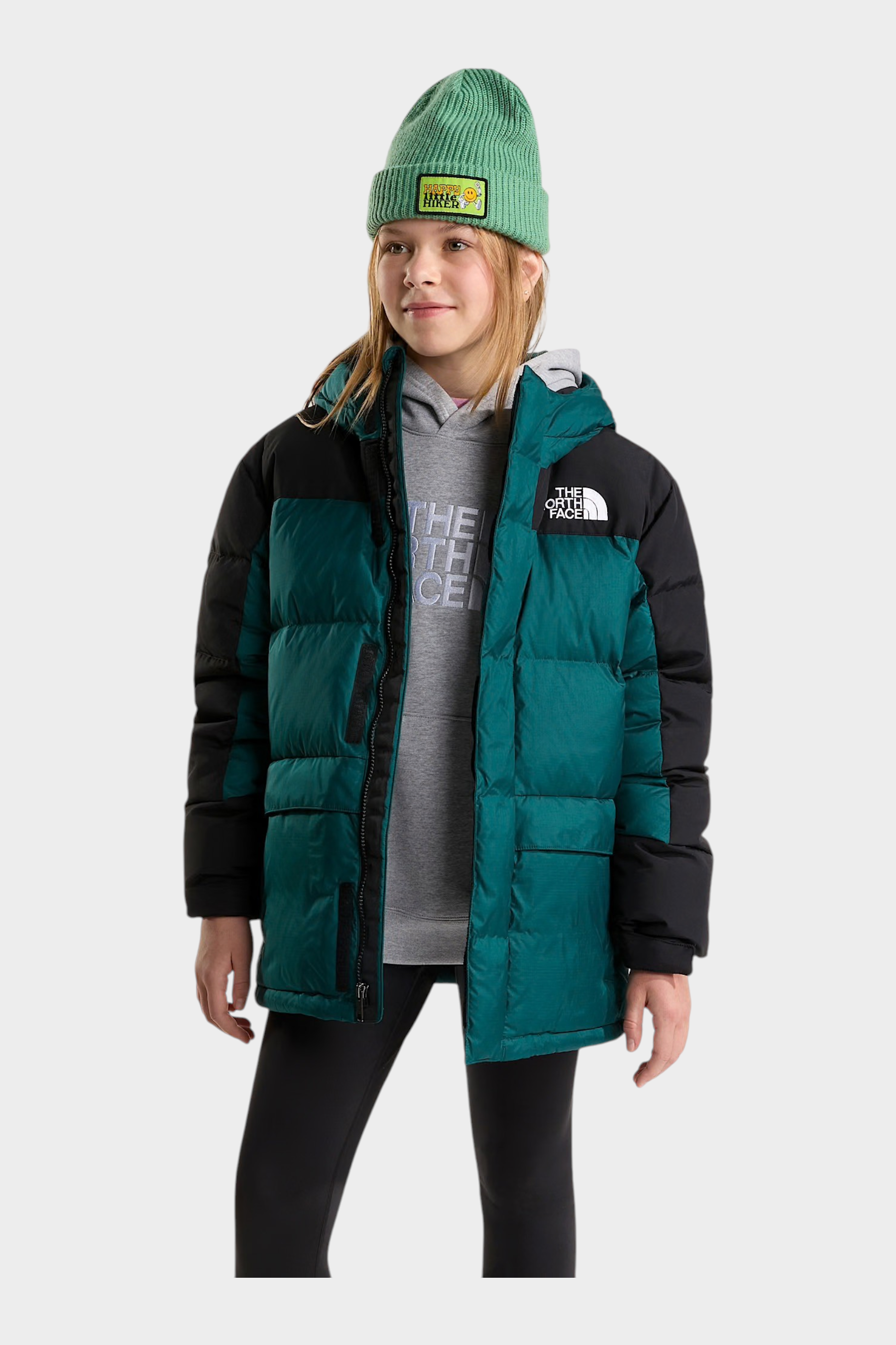 Ragazza che indossa un parka Follower SRL The North Face verde e nero con imbottitura in piumino e berretto abbinato
