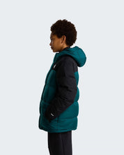 Modello indossa parka corto Follower SRL The North Face verde e nero con imbottitura in piumino 600, vista laterale