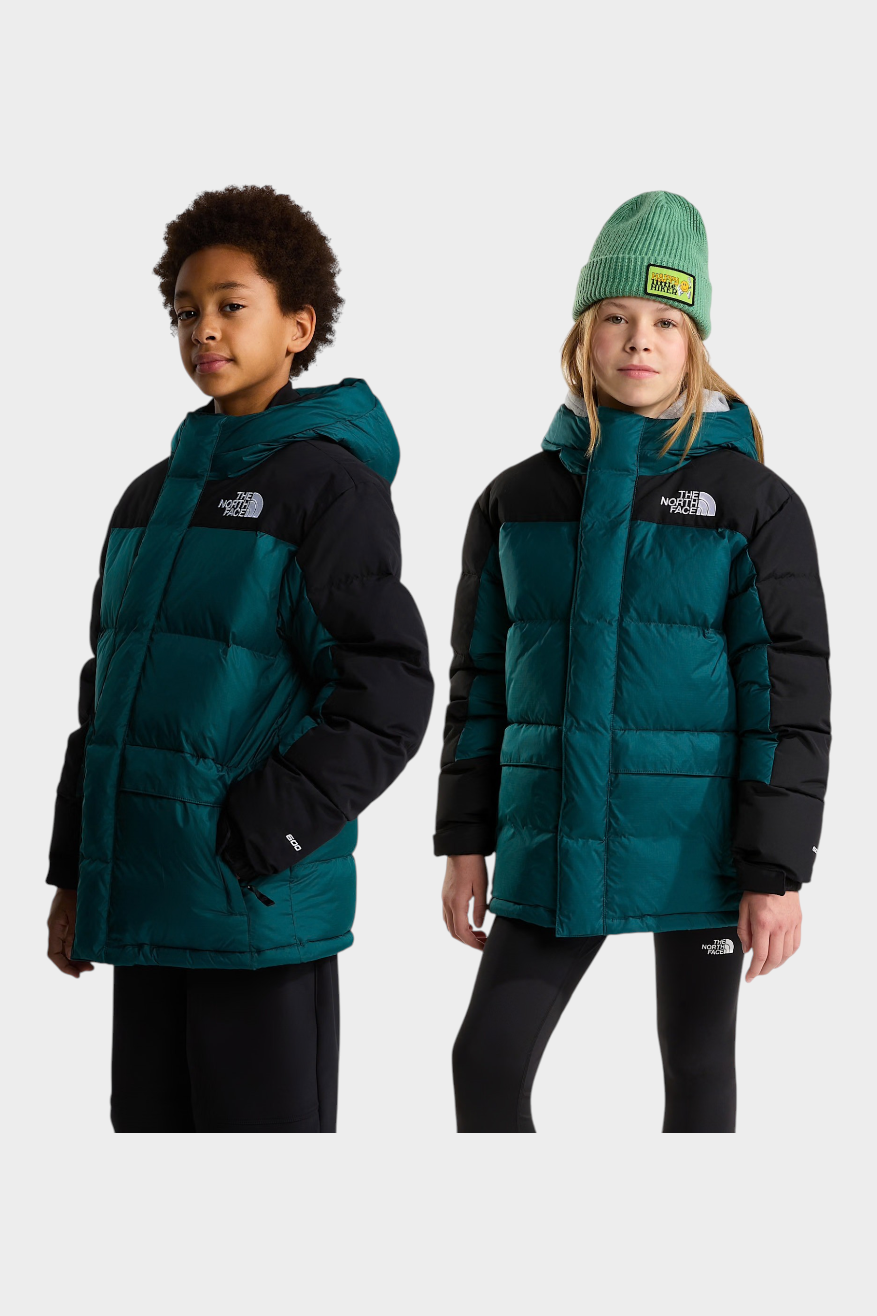 Due ragazzi indossano il parka corto Follower SRL The North Face verde e nero con imbottitura in piumino 600