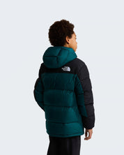 Modello indossa parka corto Follower SRL The North Face verde e nero con imbottitura in piumino e cappuccio