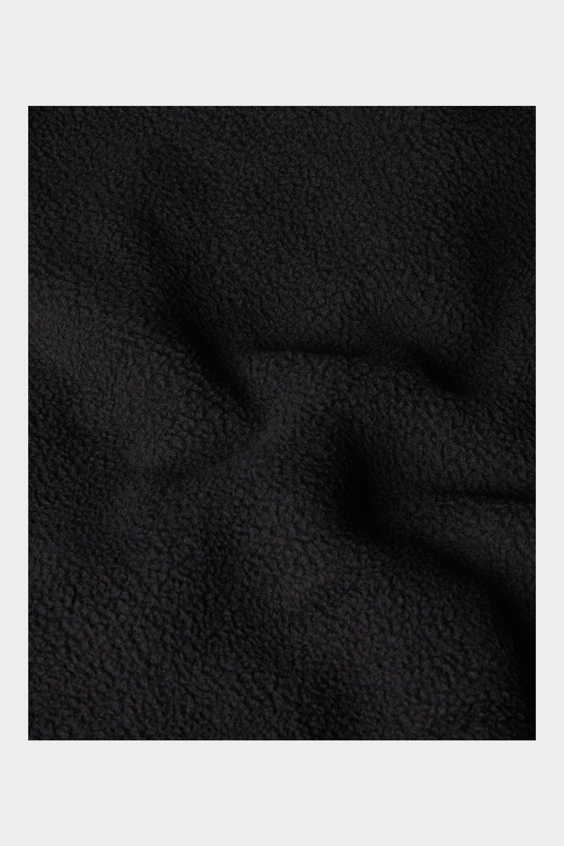 Dettaglio del tessuto in pile nero del pullover Follower SRL The North Face, morbido e testurizzato