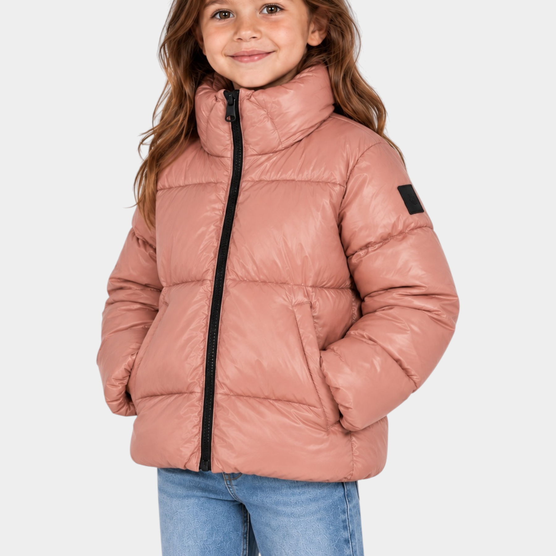 Bambina che indossa un piumino Blauer rosa lucido con collo alto e chiusura a zip, ideale per l'inverno.