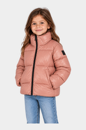 Bambina che indossa un piumino Blauer rosa lucido con collo alto e chiusura a zip, ideale per l'inverno.