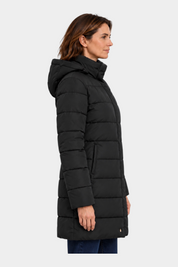 Modella indossa piumino lungo nero con cappuccio Follower SRL, design trapuntato ideale per l'inverno