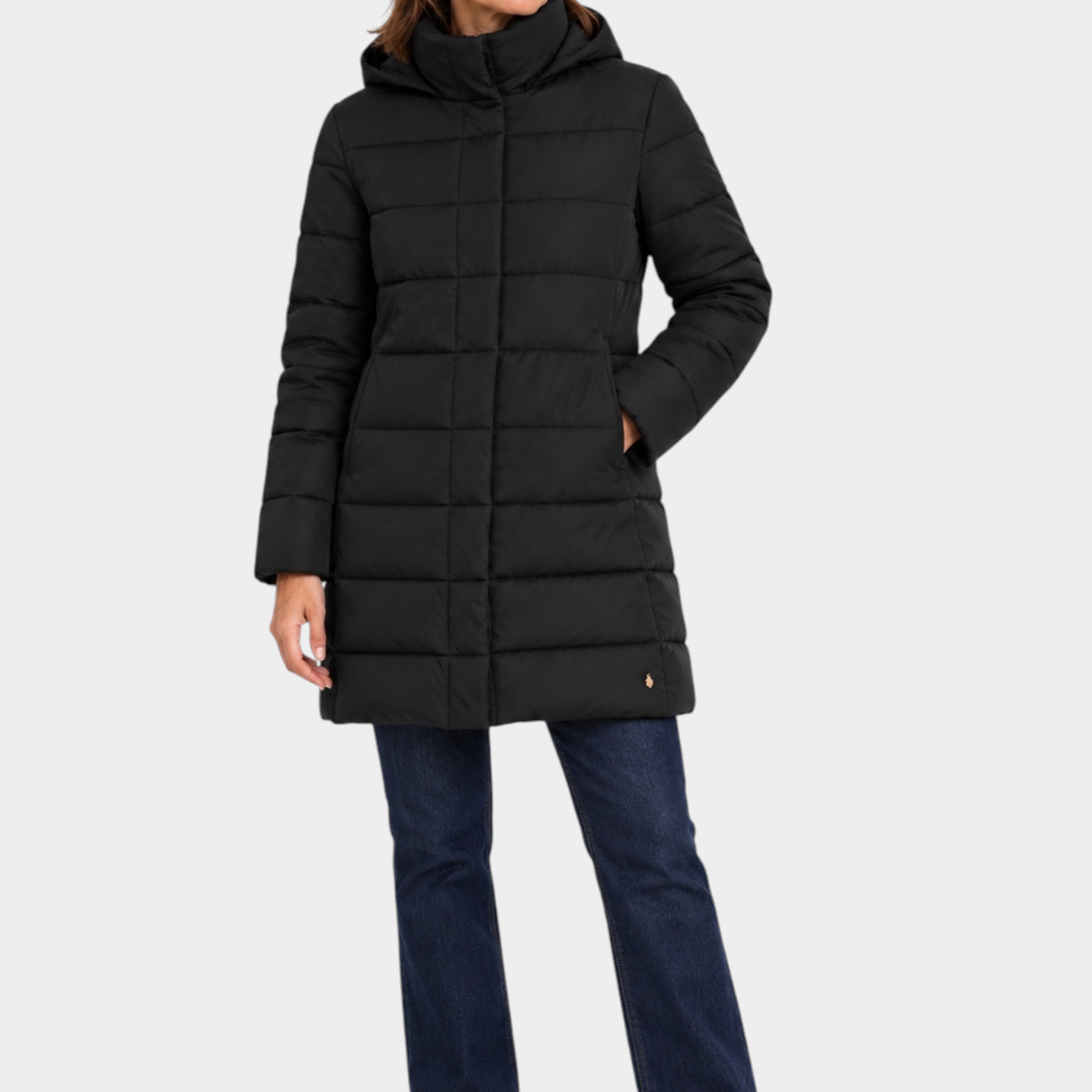 Modella indossa piumino lungo nero con cappuccio di Follower SRL, abbinato a jeans blu e stivaletti marroni