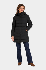 Modella indossa piumino lungo nero con cappuccio di Follower SRL, abbinato a jeans blu e stivaletti marroni