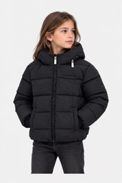 Bambina indossa piumino nero trapuntato Follower SRL con cappuccio, chiusura zip e logo Richmond sul petto.