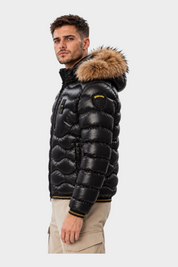 Modello indossa piumino nero trapuntato a onde Follower SRL con cappuccio in pelliccia e logo Blauer sulla manica