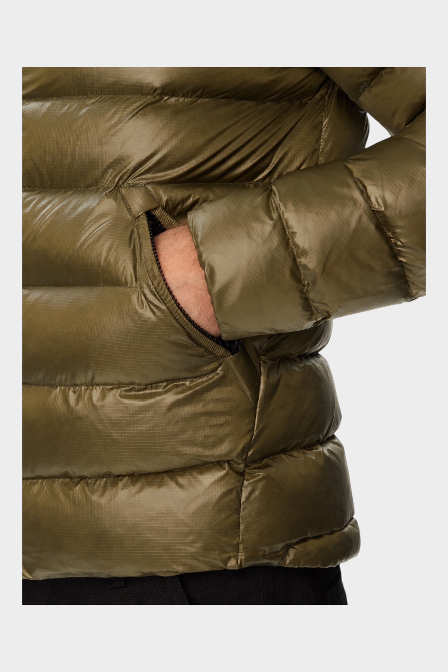 Dettaglio della tasca con zip del piumino trapuntato verde oliva BLAUER da uomo proposto da Follower SRL